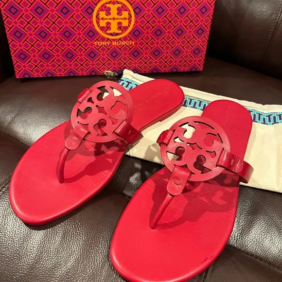 シューズ・サンダルその他 TORY BURCH Woman Flat sandals Red 76734 603 Amazon.com | Tory Burch Amanda Flat Thong Tumbled Leather
